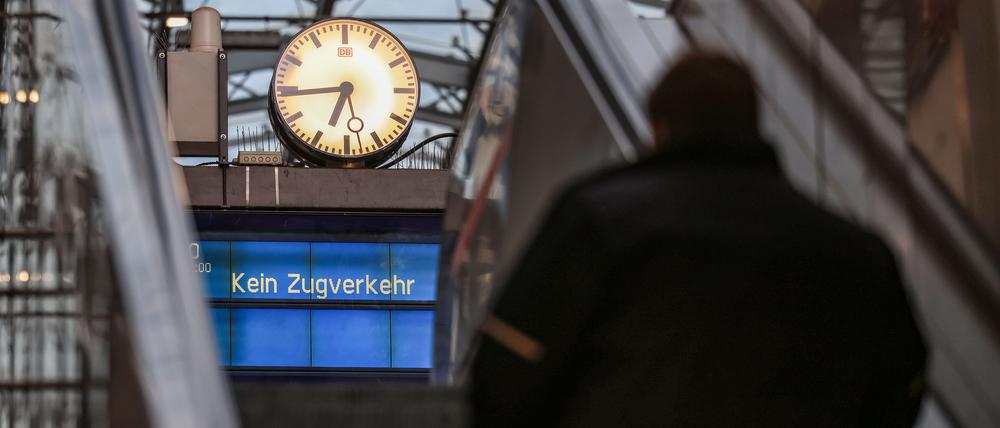 Eine Anzeigetafel mit dem Hinweis „Kein Zugverkehr“ hängt im Hauptbahnhof.