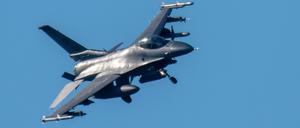 Ein Kampfflugzeug vom Typ F-16 Fighting Falcon hat zum Landen auf dem US-Militärflugplatz Spangdahlem das Fahrwerk ausgefahren.