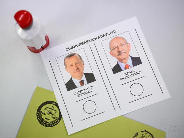 Wahlzettel für die türkische Präsidentschaftswahl in einem Wahllokal in der Messe Hannover.