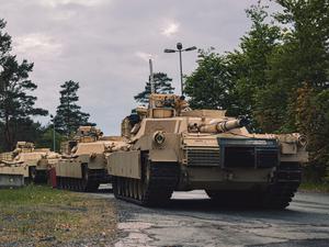 US-Panzer vom Typ M1A1 Abrams, die für die Ausbildung der Streitkräfte der Ukraine benötigt werden, warten auf den Transport zu den Übungsplätzen in Grafenwöhr, Deutschland,  