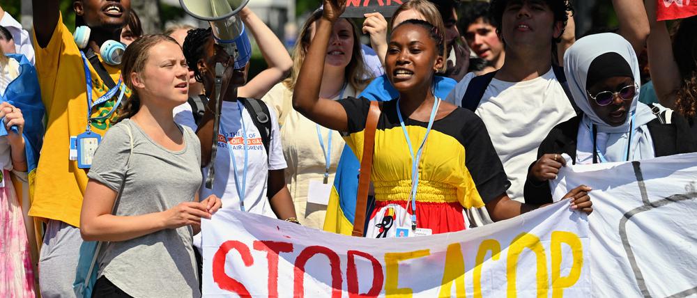 Die Klimaaktivistinnen Greta Thunberg (l.) und Patience Nabukalu nehmen an einer Demonstration von Fridays for Future gegen eine geplante Öl-Pipeline in Ostafrika teil.