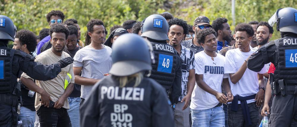 Im Zusammenhang mit dem umstrittenen Eritrea-Festival in Gießen hat die Polizei am Samstag Schlagstöcke und Pfefferspray eingesetzt. 