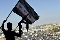 Aufständischer in Syrien. Die Fahne wird auch von der aus diversen Milizen zusammengesetzten "Freien Syrischen Armee" genutzt. Ugur/dpa