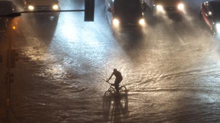 Ein Radfahrer fährt im Western der Türkei durch das Hochwasser. 