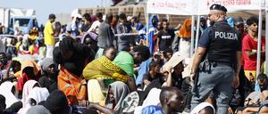 Migranten stehen vor dem Aufnahmezentrum der italienischen Mittelmeerinsel Lampedusa.