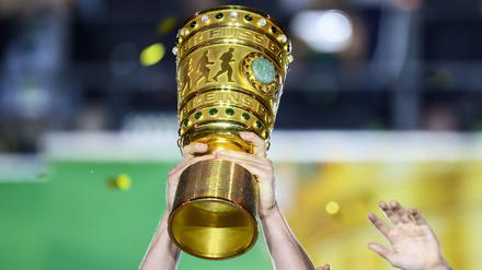 Der DFB-Pokal wird künftig nicht „Franz-Beckenbauer-Pokal“ heißen, wenn es nach einer Mehrheit der Deutschen geht.