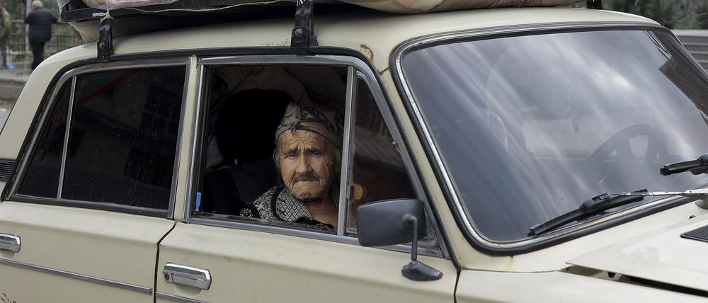 Eine armenische Frau aus Bergkarabach sitzt in einem Auto, als sie im armenischen Goris ankommt. 