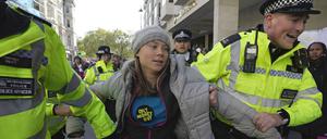 Greta Thunberg wird von Polizeibeamten während der «Oily Money Out»-Demonstration vor dem Intercontinental Hotel abgeführt.