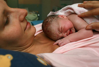 Mutter und Kind direkt nach der Geburt: Es ist ein Wunder, jedes Mal. Foto: Foto: Patrick Pleul/lbn/dpa