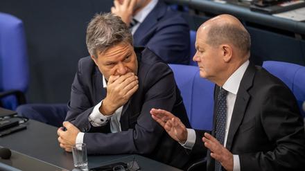 Die Gesichter zur Krise: Olaf Scholz (SPD, r), unterhält sich mit Robert Habeck (Bündnis 90/Die Grünen, M), Bundesminister für Wirtschaft und Klimaschutz, neben Christian Lindner (FDP), Bundesminister der Finanzen.