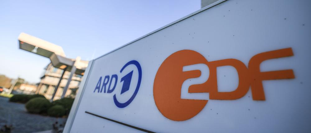 Ein Expertenrat plädiert für einen grundlegenden Umbau der öffentlich-rechtlichen Sender ARD, ZDF und Deutschlandradio – hier zu sehen sind die Logos auf einem Schild des Beitragsservices.
