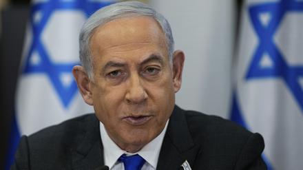 Benjamin Netanjahu, Ministerpräsident von Israel, leitet eine Kabinettssitzung in der Militärbasis Kirya, in der das israelische Verteidigungsministerium untergebracht ist. Er hat sich gegen eine Zweistaatenlösung im Gaza-Krieg ausgesprochen.