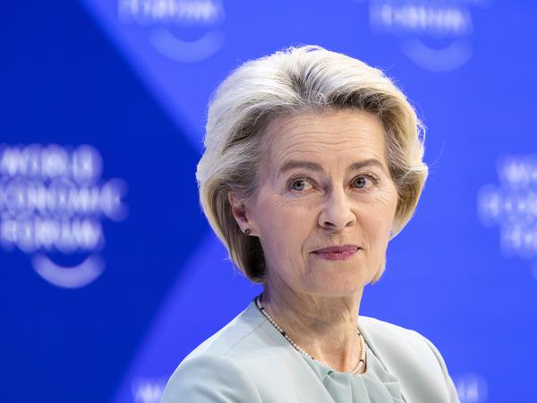 Ursula von der Leyen, Präsidentin der Europäischen Kommission, nimmt an der Eröffnungsveranstaltung teil. Die Jahrestagung des Weltwirtschaftsforums gilt als einer der wichtigsten Treffpunkte für Spitzenpolitiker, Top-Manager und Wissenschaftler.