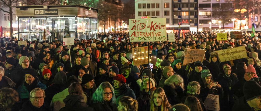 Demonstranten gegen rechte Gesinnung auf dem Kölner Heumarkt