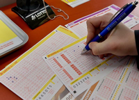 Ein Tippschein beim Lottospiel 6 aus 49 wird ausgefüllt. Foto: Bernd Settnik/dpa