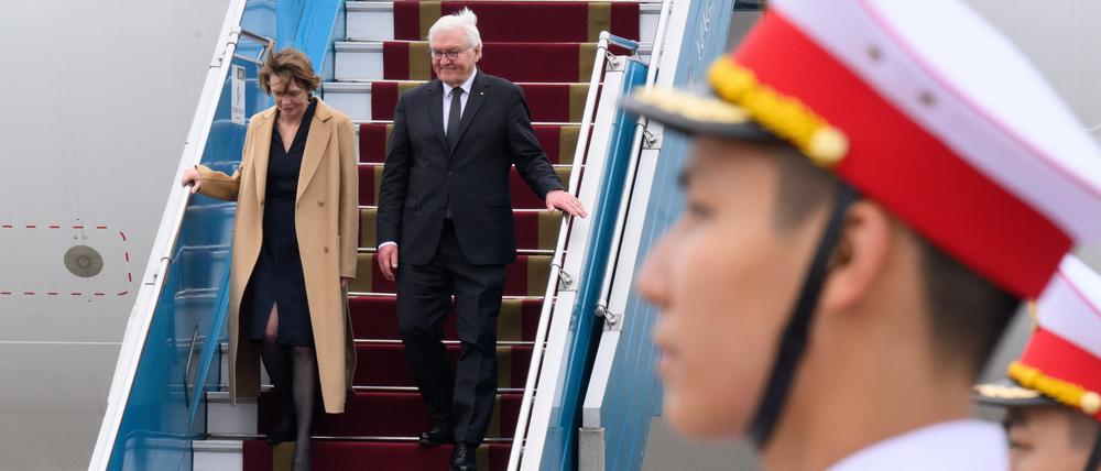 Bundespräsident Frank-Walter Steinmeier und seine Frau Elke Büdenbender kommen auf dem Internationalen Flughafen Noi Bai in Hanoi an. Bundespräsident Steinmeier und seine Frau besuchen bei einer viertägigen Südostasien-Reise die Länder Vietnam und Thailand. +++ dpa-Bildfunk +++