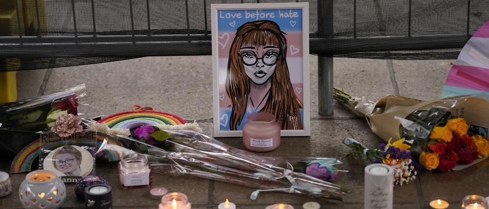 Blumen und Kerzen liegen bei einer Mahnwache auf dem Old Market Place zum Gedenken an die Transgender-Jugendliche Brianna Ghey. Die 16-Jährige war 2023 von zwei damals 15-Jährigen erstochen worden. 