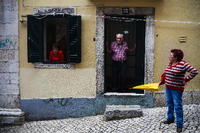Das Migranten- und Ausgehviertel Bairro Alto in Lissabon feierte vor zwei Jahren seinen 500. Geburtstag. Serginho, der Held in Luiz Ruffatos neuem Buch trifft hier auf Fluchtgeschichten aus aller Welt. Foto: dpa