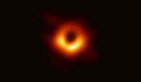 Schwarze Löcher - hier das erste und einzige Bild des Phänomens - zu erforschen, ist eine Herausforderung. Jetzt ist es gelungen, ein "künstliches" im Labor zu erzeugen. Foto: Event Horizon Telescope (EHT)/dpa