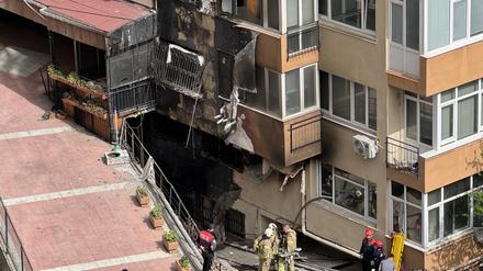 Blick auf ein 13-stöckiges Gebäude, in dem ein Feuer ausgebrochen ist, in Istanbul am 02. April 2024.