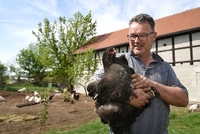 Sternegastronom Peter Frühsammer ist aufs Land gezogen, um auf seinem Hof Gemüse anzubauen und Hühner zu züchten. Foto: Kai-Uwe Heinrich