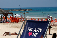 Tel Avis Strand hat kostenloses WLAN. Hätten wir beides gern. Reuters/Ronen Zvulun