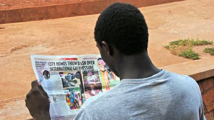 2014 wurden in der Wochenzeitung „HellO“ in Uganda Namen von homosexuellen Menschen aus Kampala aufgelistet.