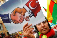 Eine Demonstration gegen den türkischen Einmarsch in Nordsyrien. Die Türkei führt dort auch mit deutschen Waffen Krieg. REUTERS/Kai Pfaffenbach