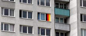 Ein Mieter einer Wohnung in einem Plattenbau im Berliner Stadtteil Marzahn hat am 09.07.2014 eine Deutschlandfahne in sein Fenster gehängt.