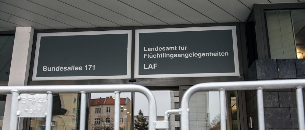 Der Eingang des „Landesamts für Flüchtlingsangelegenheiten“ (LAF) an der Bundesallee.