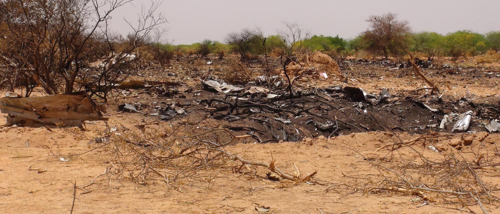 Symbolbild: Ein am 28. Juli 2014 veröffentlichtes Bild zeigt Trümmerteile an der Absturzstelle des Air Algerie-Fluges AH5017 in der Nähe der Stadt Goss, nördlich von Bamako, Mali.