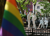 Das Stonewall National Monument im New Yorker Christopher Park erinnert an den Stonewall-Aufstand vor 50 Jahren - die Geburtsstunde der homosexuellen Emanzipationsbewegung. Foto: Angela Weiss/AFP