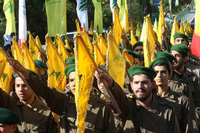 Hisbollah-Mitglieder marschieren im Südlibanon. Mahmoud ZAYYAT / AFP