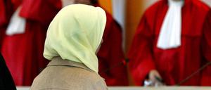 Fereshta Ludin, muslimische Lehrerin und Beschwerdeführerin im Kopftuchstreit, sitzt nach der Urteilsverkündung im Bundesverfassungsgericht (BVG) in Karlsruhe vor den Richtern.