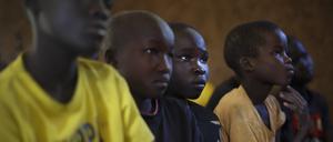 Jungen in einer Schule in einem kleinen Dorf in Alale im Wetsen Ugandas.