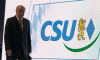 Horst Seehofer vor dem CSU-Logo