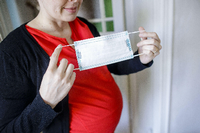 Bislang gibt es keine Hinweise darauf, dass Schwangere vom Virus besonders gefährdet sind. Foto: Imago images