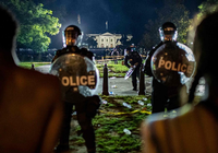 Belagerungszustand. Secret-Service-Posten und Polizisten stehen in Washington zwischen dem Weißen Haus und Demonstrierenden. Foto: Eric Baradat / AFP