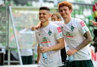 Bremen rettet sich in Relegation