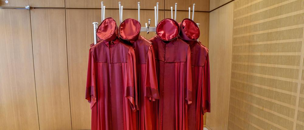 Die bekannten rote Roben, hier noch in der Garderobe des Sitzungssaals des Bundesverfassungsgerichts.