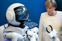 Bundeskanzlerin Angela Merkel (CDU) bei einem Rundgang an der Technischen Universität München. Foto: dpa