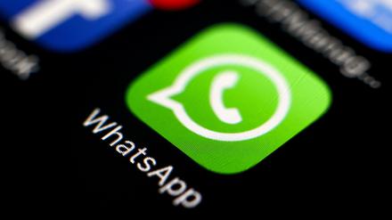 Das Icon des Messengerdienstes WhatsApp ist auf einem Smartphone zu sehen. 