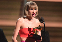 Taylor Swift freut sich unter anderem über den Grammy für das beste Album. Foto: AFP/Robyn Beck