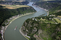 Das Luftbild zeigt den Loreleyfelsen bei St. Goar inmitten des UNESCO-Weltkulturerbegebiets Mittelrheintal. 