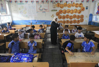 Palästinensische Schüler besuchen am ersten Schultag eine Klasse in einer Schule des Hilfswerks der Vereinten Nationen. Foto: AFP/MAHMUD HAMS