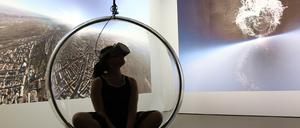 Marie Lienhards Video „Spaces“ von 2019 wird in Endlosschleife gezeigt. Die VR-Brille nimmt einen mit auf die Reise des Ballons.