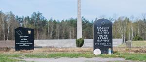 Ein Grabstein erinnert in der Gedenkstätte Bergen-Belsen unter anderem an Margot und Anne Frank.