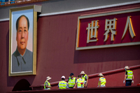 Arbeiter in Warnwesten bereiten vor dem Hintergrund eines großen Porträts des chinesischen Führers Mao Zedong am Tian’anmen-Tor eine Sitztribüne vor. Der Tian’anmen-Platz (Platz des Himmlischen Friedens) wird für die Öffentlichkeit gesperrt, um eine Veranstaltung zum bevorstehenden 100. Jahrestag der Gründung der regierenden Kommunistischen Partei Chinas am 1. Juli 2021 vorzubereiten. Foto: Mark Schiefelbein/AP/dpa