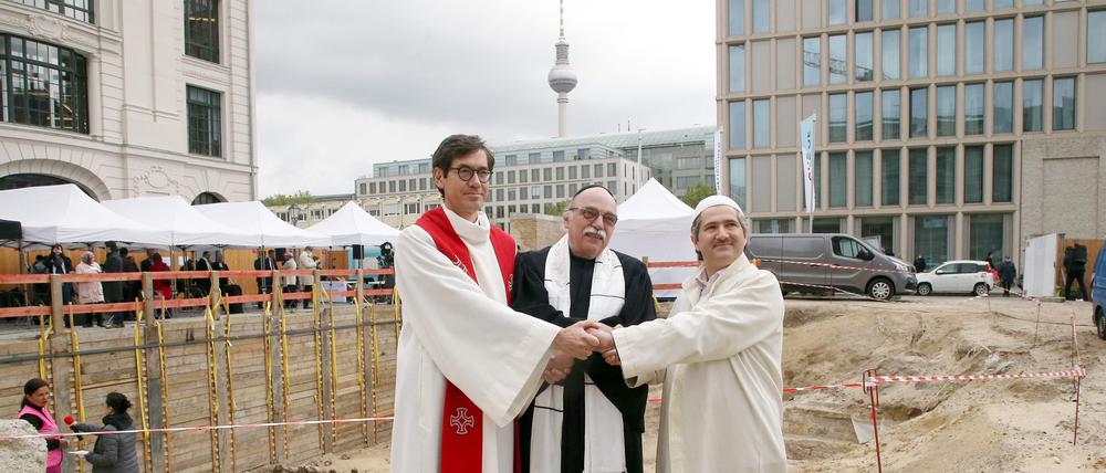 Pfarrer Gregor Hohberg, Rabbiner Andreas Nachama und Imam Kadir Sanci auf der Grundsteinlegung des „House Of One“ 2021.