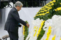 Beim Gedenken an den Abwurf einer US-Atombombe auf Hiroshima halten die Teilnehmenden eine Schweigeminute für die Opfer ab. Foto: Kenzaburo Fukuhara/Kyodo News/dpa